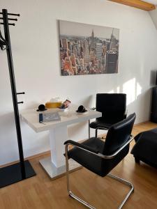 ein Büro mit einem Schreibtisch und einem Stuhl in der Unterkunft Ferienwohnung Fürth in Fürth
