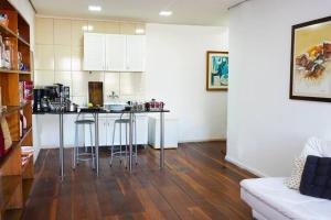 阿雷格里港的住宿－Apartamento Tudo novinho prox Bourbon，一间厨房,内设一个柜台和凳子