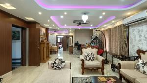 uma sala de estar com uma luz roxa no tecto em Luxurious studio apartment in Newtown em Thākurdwari