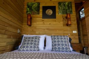 a bedroom with a bed in a wooden wall at Glamping Encanto de Luna in Fredonia