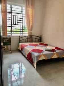 una camera con un letto in una stanza con una finestra di Nazirah Homestay a Pasir Mas