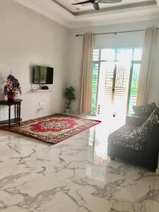 un soggiorno con pavimento in marmo e divano. di Nazirah Homestay a Pasir Mas