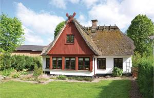 Casa roja y blanca con techo de paja en Amazing Home In Krus With Kitchen, en Kruså