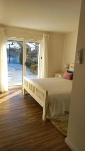 a bedroom with a bed and a sliding glass door at Casa dos Gansos in Perais