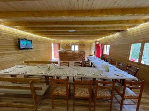 ein großes Esszimmer mit einem langen Tisch und Stühlen in der Unterkunft Lazer Cardaku guest house in Valbonë