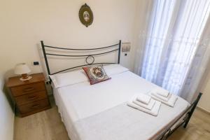 Posteľ alebo postele v izbe v ubytovaní Corallo holiday house Acitrezza