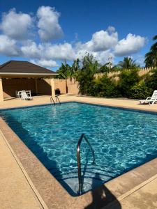 una piscina in un resort di colore blu chiaro di My Palm Retreat a Mammee Bay