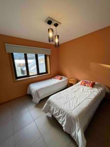 Una cama o camas en una habitación de Depto en pleno centro de San Martin de los Andes.