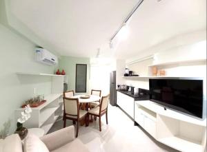 a white living room with a table and chairs at MAUÍ BEACH Tamandaré Flat Terreo in Tamandaré