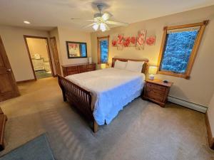 Säng eller sängar i ett rum på Spacious private home, ski views, pool table, ping-pong, privacy, steps to Mt Wash Hotel