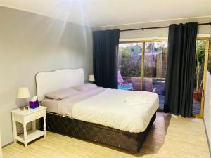 孔斯蒂圖西翁的住宿－Lodge Mini Refugio，一间卧室设有一张大床和一个窗户。