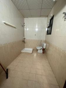a bathroom with a toilet and a shower at فندق الفخامة اوركيد 2 للغرف والشقق المفروشة in Makkah