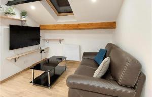 ein Wohnzimmer mit einem Sofa und einem Flachbild-TV in der Unterkunft Stunning Apartment In Saint-tienne With Kitchen in Saint-Étienne