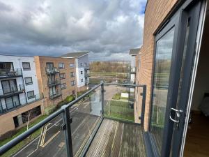 um apartamento com varanda e vista para um pátio em Stunning Cozy Flat. em Kent