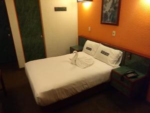سرير أو أسرّة في غرفة في Hotel Central