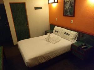 Una cama o camas en una habitación de Hotel Central