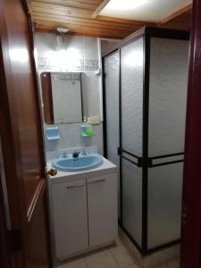 uma casa de banho com um lavatório e um espelho em Habitaciones en Edificio Ginebra Manizales em La Linda