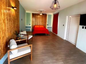 um quarto com uma cama vermelha num quarto em Casa Cielo Rosa em Ocotlán