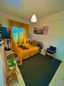 a bedroom with a bed with an orange blanket at Cardia’s Guest House in Sacavém