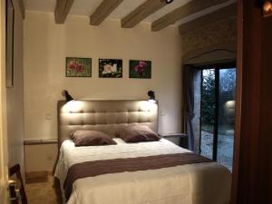 um quarto com uma cama grande e 2 almofadas em Gîte Fleurac, 3 pièces, 5 personnes - FR-1-616-71 em Fleurac