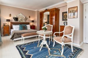 Un dormitorio con una cama y una mesa y sillas. en Celal Sultan Hotel Special Class, en Estambul