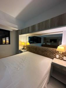 um quarto com uma cama grande e uma parede de tijolos em Tropical Executive Hotel N 619 em Manaus