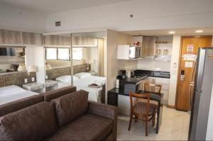 cocina y sala de estar con sofá y mesa en Tropical Executive Hotel N 619 en Manaus