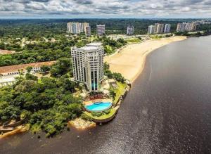 uma vista aérea de um resort com uma praia e um edifício em Tropical Executive Hotel N 619 em Manaus