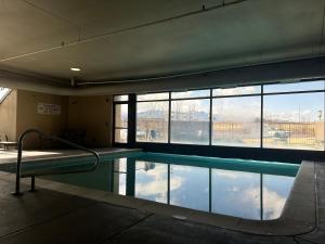 una piscina in un edificio con una grande finestra di La Quinta by Wyndham Colorado Springs North a Colorado Springs