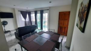- un salon avec une table et un canapé dans l'établissement Apartamentos en el Rodadero Sur- Ed San José, à Santa Marta