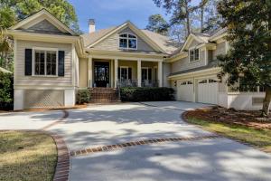 una casa con un vialetto davanti di Vacation Home 2 Kings 7 Queens 2 Sleeper Sofas Bikes & Beach Gear Included a Hilton Head Island