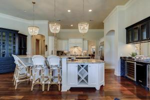 una cucina con una grande isola con sgabelli da bar di Vacation Home 2 Kings 7 Queens 2 Sleeper Sofas Bikes & Beach Gear Included a Hilton Head Island