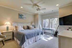 una camera da letto con un letto e una TV a schermo piatto di Vacation Home 2 Kings 7 Queens 2 Sleeper Sofas Bikes & Beach Gear Included a Hilton Head Island Altre 39 foto