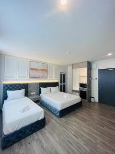 ein Hotelzimmer mit 2 Betten und einer Küche in der Unterkunft Frazel Heritage Hotel in Alor Setar