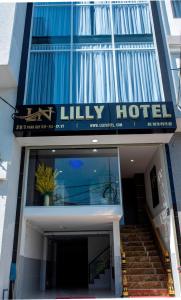 un bâtiment avec un panneau indiquant un hôtel de luxe dans l'établissement LILLY HOTEL, à Xã Thang Tam
