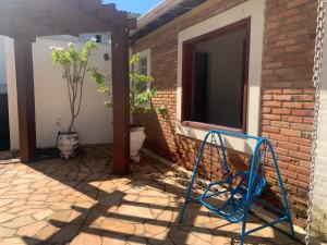 a blue rake sitting outside of a house at Quarto em casa c/piscina in Ouro Fino