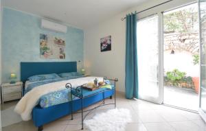 GorleriにあるLa Terrazza Di Ninoのベッドルーム(青いベッド1台、大きな窓付)