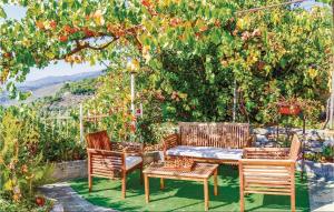 un patio con mesa y sillas bajo un árbol en La Terrazza Di Nino, en Gorleri