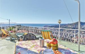una mesa con comida en el balcón con vistas al océano en La Terrazza Di Nino, en Gorleri