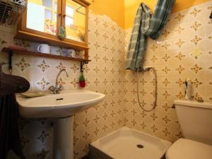 Kúpeľňa v ubytovaní Maison typique climatisée avec terrasse, BBQ, et Wifi dans hameau près des plages - 5 couchages - FR-1-309-369 + 16 fotografií