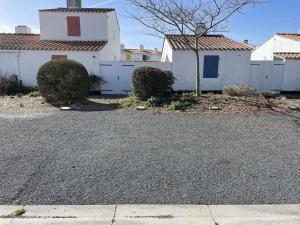 Fotografia z galérie ubytovania Maison familiale proche mer avec piscine, tennis, patio et parking - 6 couchages - FR-1-224A-60 v destinácii Brétignolles-sur-Mer