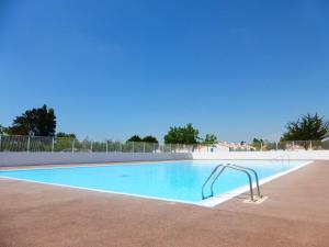 Fotografia z galérie ubytovania Maison familiale proche mer avec piscine, tennis, patio et parking - 6 couchages - FR-1-224A-60 v destinácii Brétignolles-sur-Mer