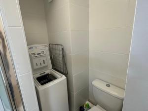mała łazienka z pralką i toaletą w obiekcie Studio au calme, plage et centre à pied, jardinet ensoleillé, parking privé - FR-1-550-51 w mieście Saint-Georges-de-Didonne