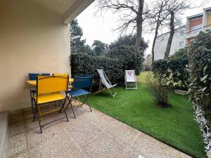 Ogród w obiekcie Studio au calme, plage et centre à pied, jardinet ensoleillé, parking privé - FR-1-550-51