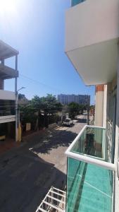 - un balcon donnant sur une rue dans l'établissement Apartamentos en el Rodadero Sur- Ed San José, à Santa Marta