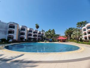 Bazén v ubytování Palmeraiebeach Resort Rayong ปาล์มมาลี บีช รีสอร์ท ระยอง 罗勇棕榈树海滩酒店 nebo v jeho okolí