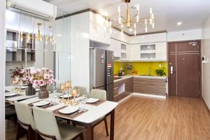- une cuisine et une salle à manger avec une table et des chaises dans l'établissement LiChi Halong Homestay, à Hạ Long