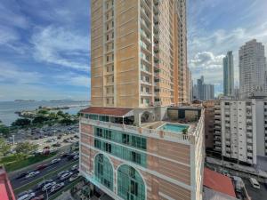a tall building with a pool on top of it at Apartamento Boutique en Avenida Balboa in Panama City