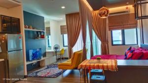 una camera con cucina e soggiorno di Homestay Juita Vista Bangi a Kajang