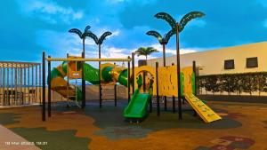 un parco giochi in un resort con scivolo di Homestay Juita Vista Bangi a Kajang